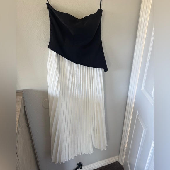 Commense strapless pleated dress. Size Large. Black and white. NWT. - Picture 2 of 4